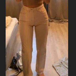 Jeans beige - Säljer nu mina snygga jeans som tyvärr inte passar. Den är i stl XS men skulle nog säga S. Långa och baggy, men tighta över höfterna och rumpan, straight leg. Man får buda. 