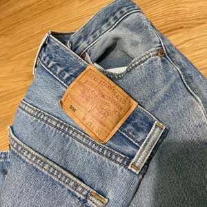 Jeans - Levis, modell 501 som är i bra skick! Kontakta gärna vid mått eller andra frågor :) frakt tillkommer ✨