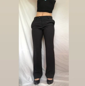 Kostymbyxor - Lowrise kostymbyxor i gott skick! Har små vita sträck på sig som syns på sista bilden. Går ner i marken på mig som är 170cm lång. Står ingen storlek men visas på en W29 L32. Högsta bud 300kr. Reserverade!
