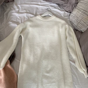 Stickad klänning - Helt oanvänd i strl one size. Passar S- L 