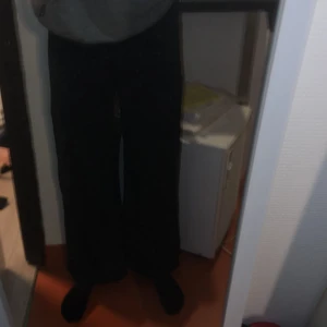 svarta jeans - är knappt använda då dom var för stora för mig vid midjan, dom passar väldigt bra med en hoodie