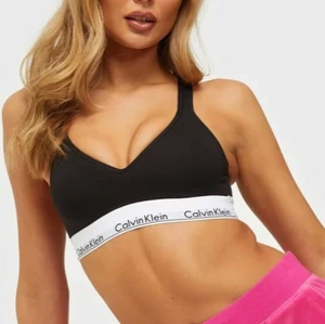 Calvin Klein topp - Säljer denna topp då den inte kommer till användning  . Fint skick använt en - två gånger 