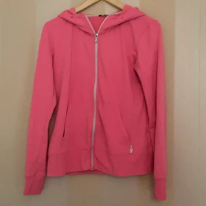 Rosa munktröja/huvtröja - Rosa huvtröja från märket soc. Finns en fläck på höger armen. Kanske går bort i tvätten.