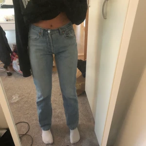 Levis jeans - INTRESSEKOLL på dessa skitsnygga Levis jeansen (501). Superbra skick! Storlek 28/32 och passar på mig som vanligtvis har storlek 36 i byxor!