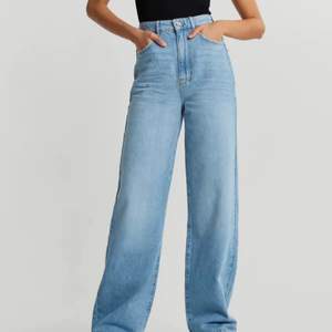Visa långa jeans från Gina ”Idun”, jag är 169cm lång med långa ben, har klippt av dom lite längst ner eftersom jag gick på byxorna