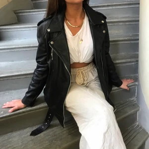 Oversized skinnjacka zara - Faux skinnjacka från Zara. Svart. Bra skick 