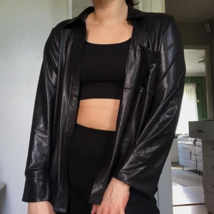 Skinn skjorta  - Skinnskjorya ifrpn NA-KD. Endast använd 2 gånger så är som ny. Ett tunn i materialet och lite mer glansig än vad en traditionell skinnskjorta är, dock fortfarande väldigt snygg. Säljer så jag aldrig får användning av den.