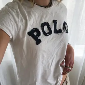 En vit Polo Ralph Lauren T-shirt med mörkblått tryck i fint skick:)
