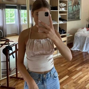 fin topp - jätte snygg topp i typ champagne färg, verkligen så så fin. använd 1 gång bara så inpricip i nyskick!! storlek l men den passar mig som brukar ha s eller m 36/38 då den går att välja hur spänd man vill ha den på ryggen!!