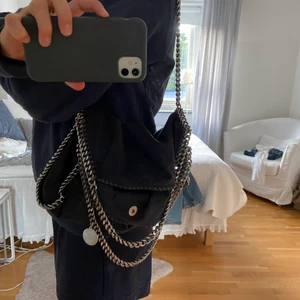 Stella McCartney falabella väska  - Säljer min blå falabella bag från Stella McCartney i mellanstorleken. Den är i mycket bra skick och äkta! Det är bara att fråga om fler bilder, och pris kan såklart diskuteras :)