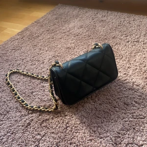 Väska- Gina tricot  - Nu säljer jag min fina väska från Gina Tricot. Väskan är köpt i Augusti 2020 från Zalando. Den är endast använd 1 gång därav fortfarande vid bra skick, på bild 2 kan man se en liten defekt i form av en fläck. Kontakta gärna mig för fler bilder!💕 orginal pris 350kr. Köparen står för frakt