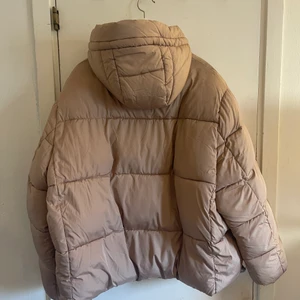 Dunjacka - En jätte mysig dunjacka från Lager 157, varsamt använd men har dock fått lite missfärgningar/märken vid axeln. vet ej om det går bort i tvätten mm. Köpte för ca 200kr, säljer den för 80kr + frakt kostnad pga axeln. 