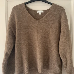 Stickad tröja hm strl xs - Säljer en jättefin brun tröja från Hm i strl xs🌸🌸 köparen betalar frakten