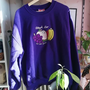 Sweatshirt  - Supercool lila sweatshirt med broderade frukter och texten "Illegal civ" och "eat your fruit" på. Tröjan kommer från märket Illegal civilization skate och är köpt second hand. Tyvärr lite urtvättad. 
