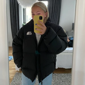 The north face jacka - Jag säljer en svart the north face jacka som jag haft sedan i början av året, denna är knappt använd och som i nyskick!💗buda!!