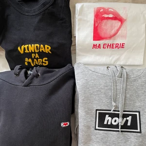 Hov1 Merch 2Tshirts 2Hoodies - Säljer nu mina Hov1 tröjor, kärleksbrevhoodie från 2018 släppet har jag för mig, Vindar på mars t-shirt från 2019, och Ma Cherie T-shirt och ”Hov1” Hoodie från 2019/2020. Alla är i så gott som nyskick förutom kärleksbrevhoodien som är rejält använd men fortfarande fin. Går att få fler bilder på de specifika plaggen. Går att få paketpris vid köp av flera tröjor annars diskuteras pris för köp av endast en (därför ignorera priset i annonsen) 💜 ALLA FÖRUTOM MA CHERIE TRÖJAN SÅLDA
