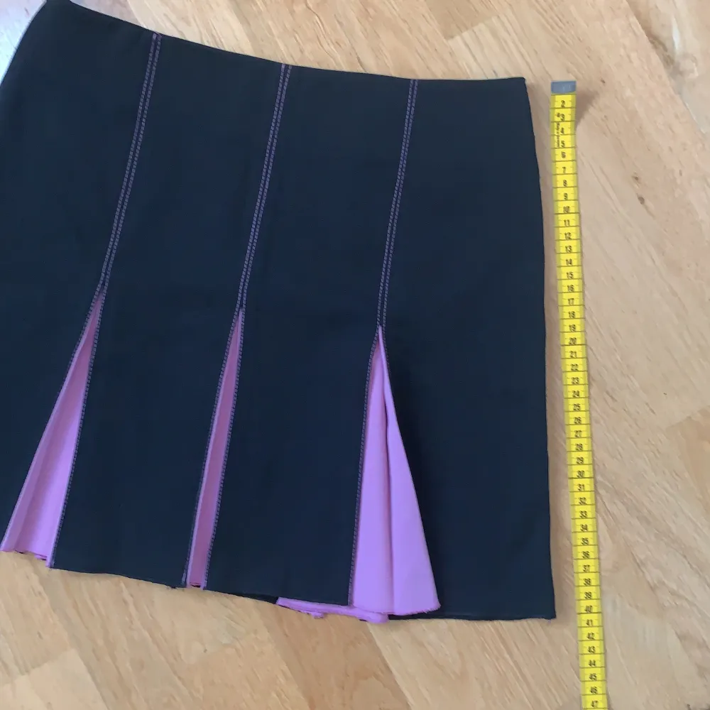 black and pink undertone pleated skirt. A bit long but if you are taller it would work as a mini skirt . Kjolar.