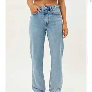 Säljer mina skitsnygga Weekday Voyage jeans!! De är högmidjade med en rak fit och ostretchigt material. De är i bra skick och jag säljer dom då de har blivit alldeles för små för mig. Första bilden är hur modellen ser ut på weekdays hemsida⭐️ 