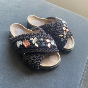 Inuikii skor - Storlek 37. Säljes i befintligt skick. Kan behövas en tvätt. Köptes förra sommaren för 2100kr. Finns att hämta vid Tyresö centrum