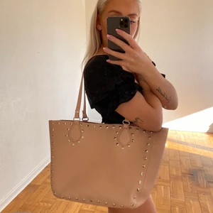 Väska - Jättefin väska från Zara i en nuderosa färg. Knappt använd. Kan fraktas 🤎