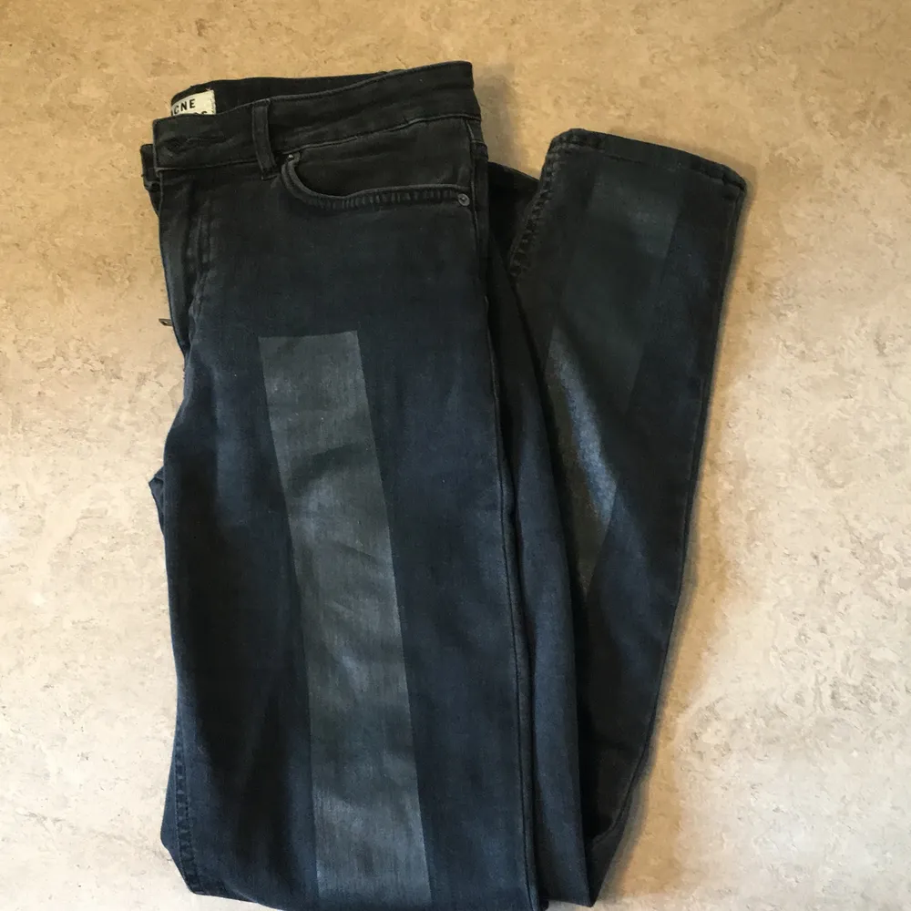 Svarta jeans som sitter för löst i midjan. Från Acne. Jeans & Byxor.