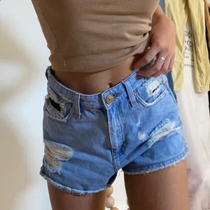 Jeanshorts med slits - Snygga jeans shorts med slits på sidan ifrån river island<33⚡️