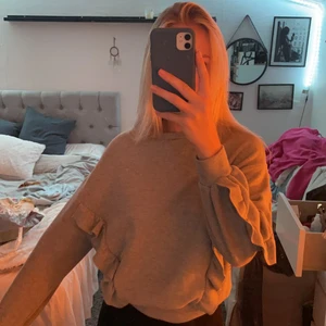 Grå sweatshirt från chiquelle😍 - Storlek 36, sjukt snygg tröja till ett par jeans nu till hösten, säljer då den tyvärr blvit för liten för mig! 200kr