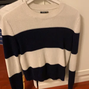 Stickad tröja - Från jeansbolaget, 150kr storlek S