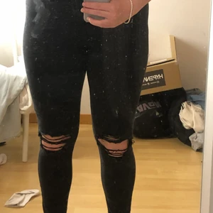 Svarta skinny jeans  - Säljer mina svart/gråa skinny jeans med hål på knäna 
