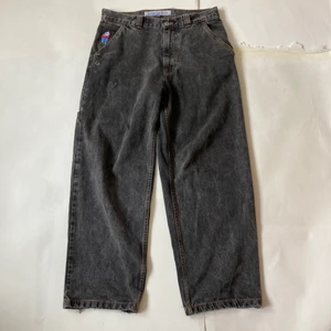 Polar Big boy jeans  - Ett par bigboys carpenter jeans från polar i storlek small. En väldigt efterfrågad färg, byxorna har en baggy fit. Skick är bra förutom några små slitningar vid fickan och en har blivit lagad och lite slitningar längst ner på baksidan.