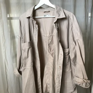 Beige skjortjacka - Säljer denna superfina skjortjacka som jag tyvärr inte använder längre. Den är i jättebra skick då den inte är använd så många gånger 🥰 skriv gärna vid frågor eller för fler bilder ✨ köparen står för frakt 