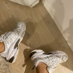 Puma skor - Skor från puma i storlek 38,5. Använt dem en del i början men ej kommit till någon användning. Dem är i helt okej skick, lite slitna vid hälen men inget man lägger märke till så mycket. Tvättade skor så dem är så rena å fräscha dem kan bli.