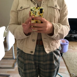 Manchesterjacka från Mango - Fin manchesterjacka från mango, står att den är storlek L men skulle säga  att det är mer en M. Köparen står för frakt.