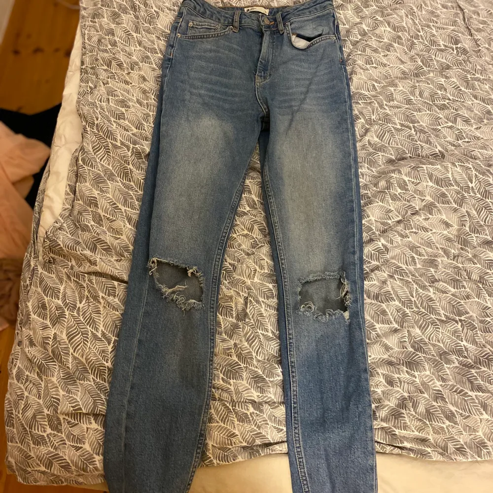 Säljer dessa fina jeans med hål i knäna pga att jag inte använder dom längre . Jeans & Byxor.
