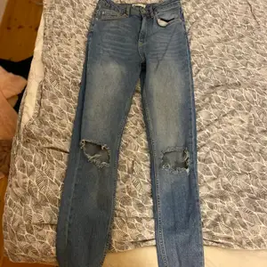 Säljer dessa fina jeans med hål i knäna pga att jag inte använder dom längre 