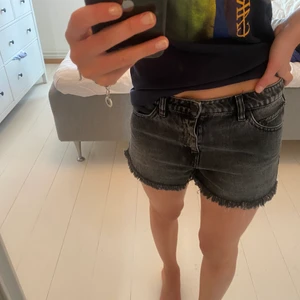 Jeansshorts Volcom Brand Jeans - Mörgråa jeansshorts från Volcom Brand Jeans, väldigt bra skick, fin modell 💟 Nypriset är cirka 600kr. Storlek 28 i midjan.