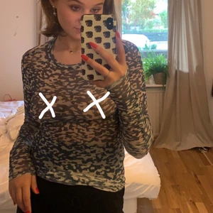 Hm studio tröja  - Råsnygg tröja från H&M studios som sitter så smickrande då den har passform överallt och långa armar😍 Brukar antingen ha en bralett eller linne under. behöver pengar så därför jag säljer 
