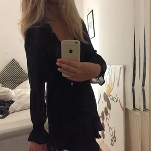 Svart volang klänning  - En favorit Svart volang klänning men som jag är så dålig på att använda och hoppas därför att någon annan kan ha användning för den 💗 Frakten ingår i priset 