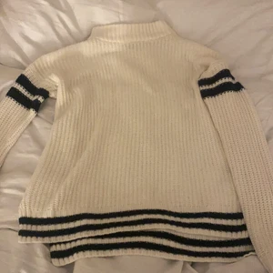 Iconic sport strl M - Vit stickad tröja med svarta eller mörk mörk blåa ränder