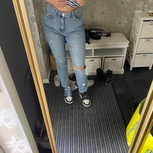 Blåa jeans - Säljer nu mina blåa jeans då jag inte använder dom längre. Det är använda Max 5 gånger. 