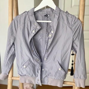 Tunn jacka. - Tunn jacka från H&M i storlek 34. Snygga detaljer & knappar i silver.