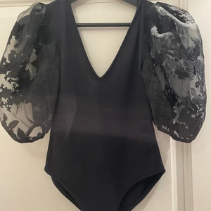 Svart body - Svart body från Zara med puffärmar. Storlek S. Nästan aldrig använd. Frakt ingår inte i priset. 