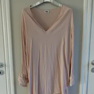 Ljusbeige/lätt rosa klänning 100kr.  ljuvlig klänning/tunika från Weekday. Storlek M