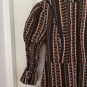 Urban outfitters klänning - aldrig använd klänning från Urban outfitters. Prislappen kvar. Köpt för 600 kr. Storlek s. 