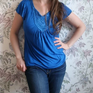 Blå tröja med  fina detaljer medium  - Skick: Fin skick  Inga fel eller brister.  Storlek och passform:  Märkt som Medium  Model;  165 cm  75 cm midjan  95 cm stussvid  90 cm byst