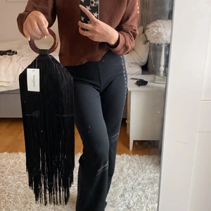 Rund väska med fransar - Liten rund väska med långa fransar. Bruna runda handtag💓💓 Aldrig använd💓