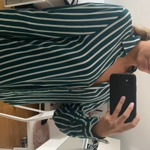 Randig blus - Säljer en randig blus! Aldrig använd så i nyskick! Säljer för 80 kr! Köparen står för frakt! Storlek 36, den passar både S/M. Varken för stor eller liten! 