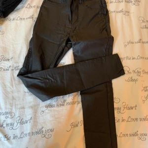 Skinn byxor - Skit snygga skinnbyxor ifrån only, beställda ifrån nelly. Det är en S och dom sitter perfekt thight på.