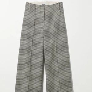 Kostymbyxor  - Säljer mina älskade kostymbyxor från WEEKDAY då de inte kommer till användning längre:( ❤️ köpta för 600kr och säljer för 350 (pris går att diskuteras) de märks inte en skråma på dem och de är som nya 💖⭐️💖 de går att ha både som högmidjade & lågmidjade:)