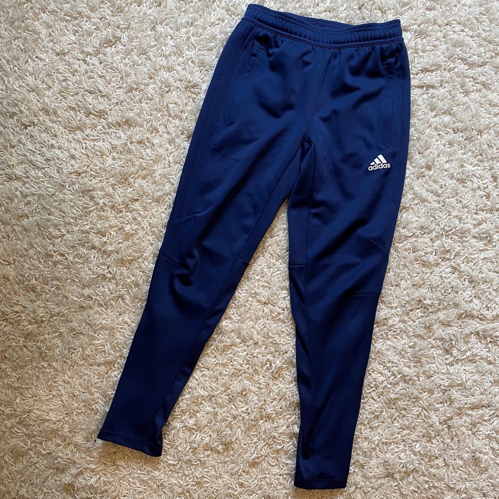 Mörkblåa Adidasbyxor som säljs pågrund av att de är försmå. De är i gott skick och nästan aldrig använda. Storlek M, men de känns mindre.. Jeans & Byxor.